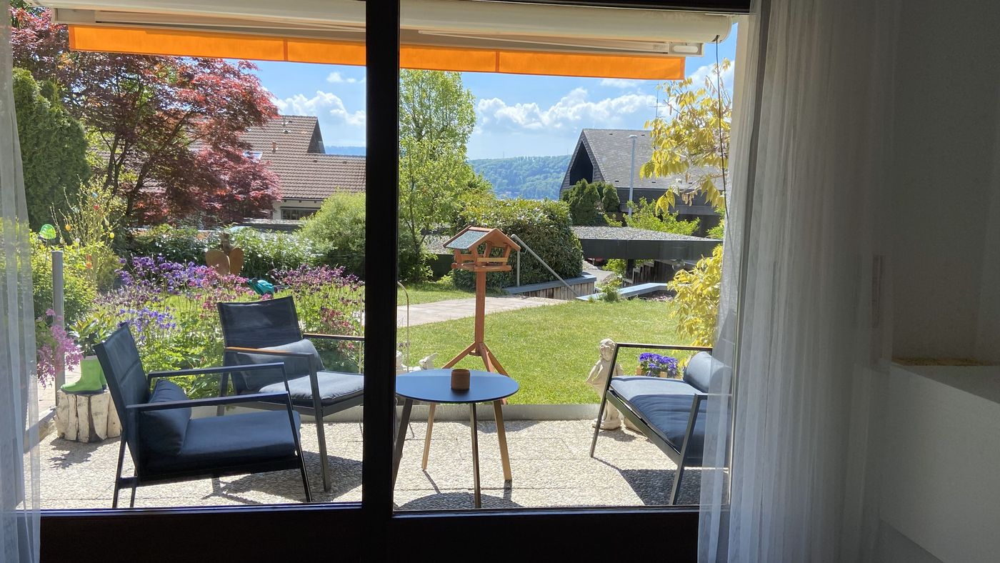 Blick von der Ferienwohnung über Terrasse und Garten auf die Hügellandschaft am Hochrhein